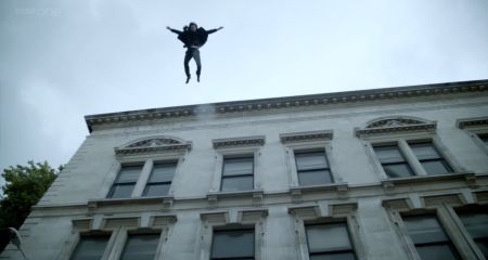 В Днепре неадекватный мужчина прыгнул с крыши и полз в ломбард (ФОТО, ВИДЕО)