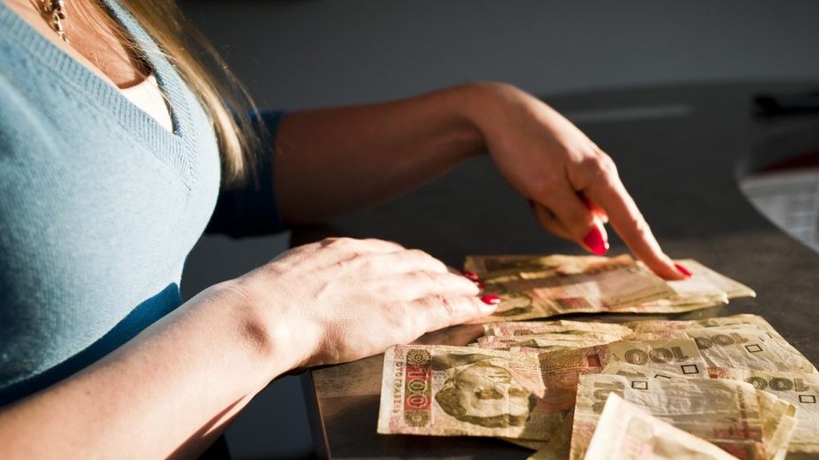 "Компенсувала" борг із зарплати: у Кривому Розі продавчиня забрала гроші з каси магазину