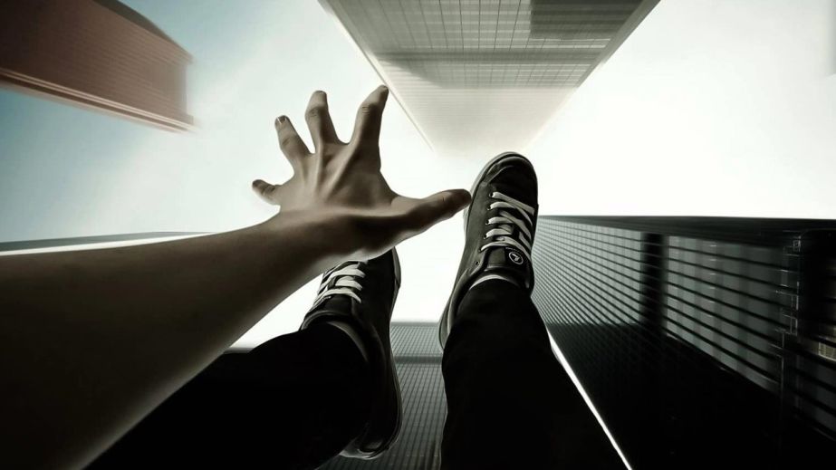 У Кривому Розі чоловік намагався вибратися через балкон і зірвався з третього поверху (ФОТО)