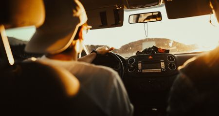 У Дніпрі п'яні підлітки викрали авто та влетіли на ньому у бордюр (ФОТО)