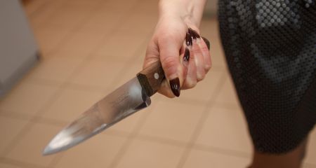 В Павлограде пьяная женщина дважды всадила нож в спину другу