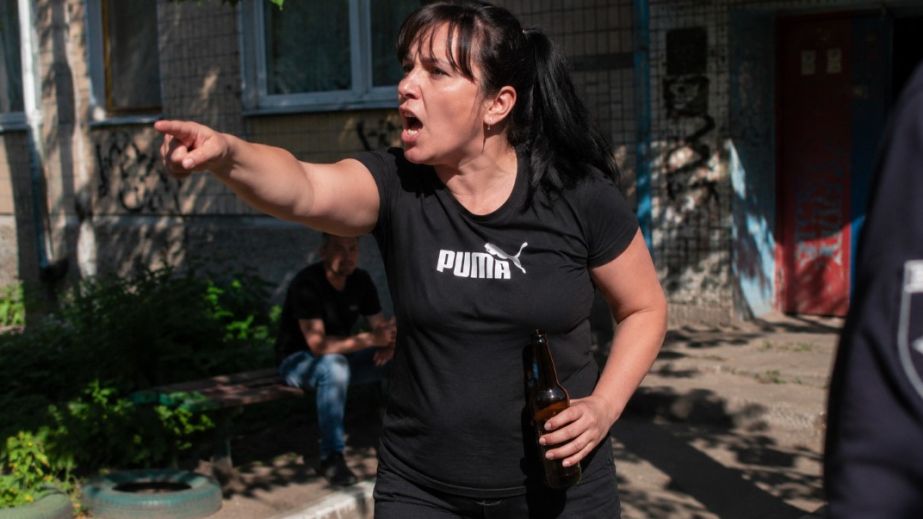 В Кривом Роге женщина, которая распивала алкоголь во дворе, устроила драку с копнами и пыталась отобрать автомат
