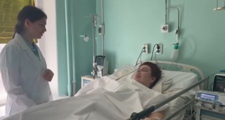 Була за крок від смерті: у лікарні Дніпра рятують жінку, яка постраждала під час ворожої атаки на місто (ВІДЕО)