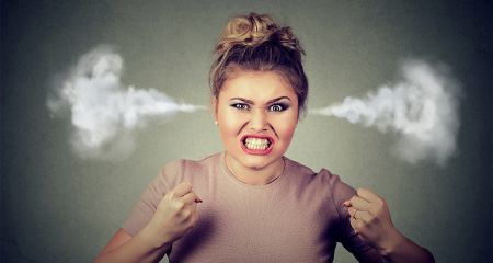 Розбила навіс, погрожувала та вкусила за плече: у Кривому Розі судили жінку за дебош біля магазину