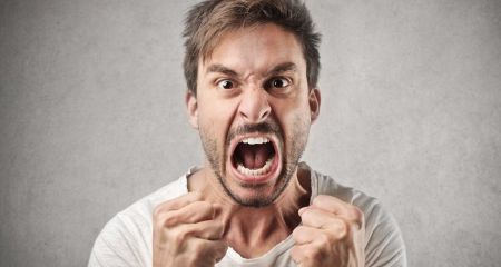 В Кривом Роге мужчина ударил незнакомку по шее из-за вопроса о времени