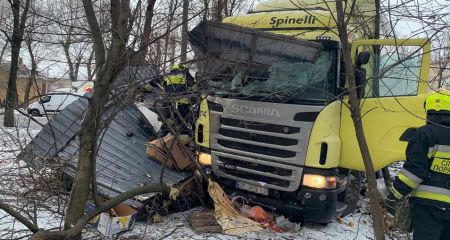 Фура в'їхала у овочевий кіоск у Дніпрі: постраждали двоє людей (ФОТО)