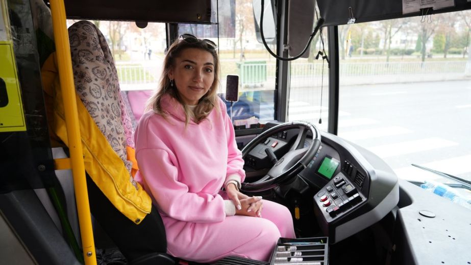 Майстриня манікюрю з Покровська тепер працює водійкою автобуса у Дніпрі