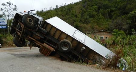На трасі Дніпро-Павлоград фура вилетіла у кювет та перекинулася на бік (ВІДЕО)