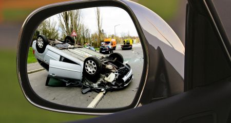 Під Дніпром автівка перекинулася на дах на слизькій дорозі: є постраждалі (ВІДЕО)
