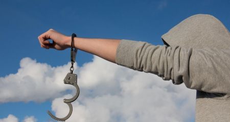У Камʼянському чоловік забив сусідського собаку