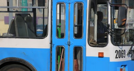 В Днепре во время движения задымился троллейбус с пассажирами (ВИДЕО)