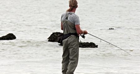 У Дніпрі помітили "святих" рибалок, які вміють ходити по воді (ФОТО)