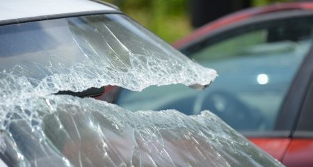 Вночі у Дніпрі вандали побили скло у припаркованому автомобілі (ФОТО)