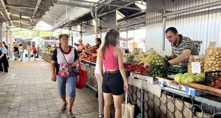 Свіжий гранатовий сік, ананаси та чорниця: які ціни на центральному ринку Дніпра
