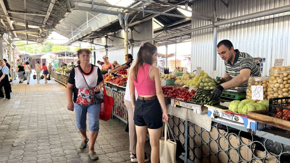 Свежий гранатовый сок, ананасы и черника: какие цены на центральном рынке Днепра