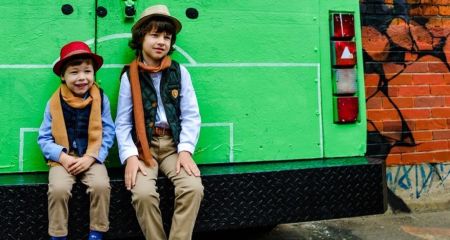 Малолетний "зацепер" в шапке Санты прицепился к трамваю в Днепре (ВИДЕО)