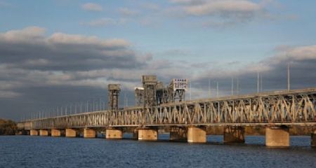 В Днепре на Амурском мосту автомобиль насмерть сбил мужчину (ВИДЕО)