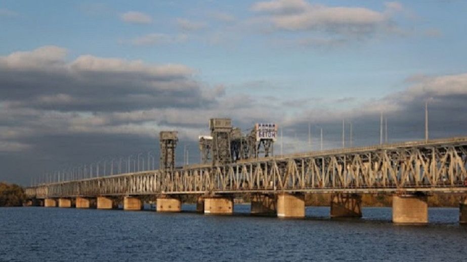 В Днепре на Амурском мосту автомобиль насмерть сбил мужчину (ВИДЕО)