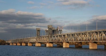 Сделал кульбит: в Днепре на Амурском мосту перевернулся автомобиль (ВИДЕО)