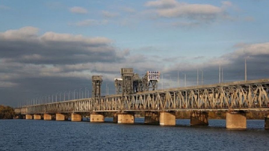 Зробила кульбіт: у Дніпрі на Амурському мості перекинулася автівка (ВІДЕО)