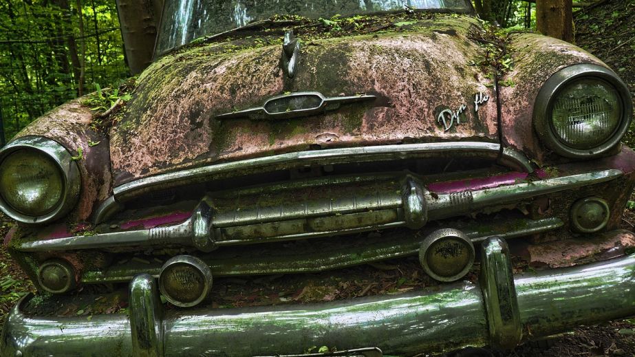 На Набережній у Дніпрі в кушерях знайшли покинуте авто (ФОТО)