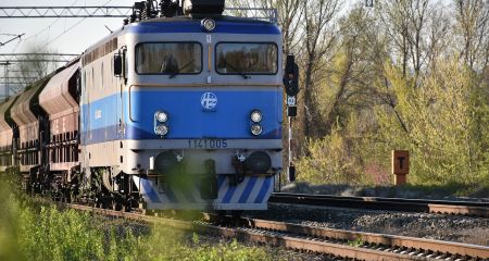 На Днепропетровщине с рельс сошел грузовой поезд и разрушил мост