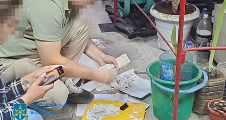 У Дніпрі двоє держслужбовців заробили 1 млн грн на видачі фіктивних водійських прав (ФОТО)
