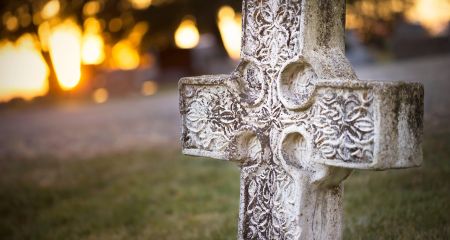 Пошкоджену вандалами могилу невідомому солдату у Камʼянському відновили (ФОТО)