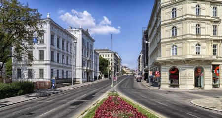 Легковик у Дніпрі збив пенсіонера на тротуарі та влетів у інше авто (ФОТО, ВІДЕО)