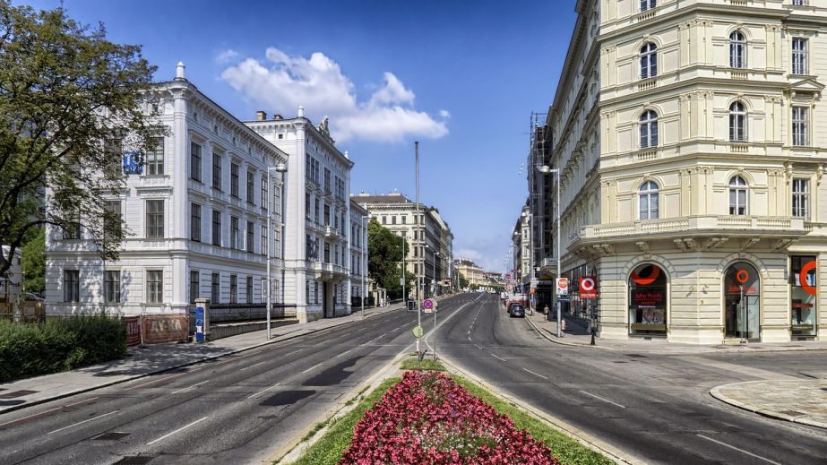 Легковик у Дніпрі збив пенсіонера на тротуарі та влетів у інше авто (ФОТО, ВІДЕО)