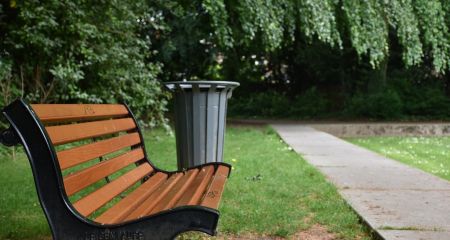 На лавках у Павлограді зʼявилися таблички-нагадування про полеглих захисників (ВІДЕО)