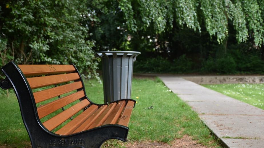 На лавках у Павлограді зʼявилися таблички-нагадування про полеглих захисників (ВІДЕО)