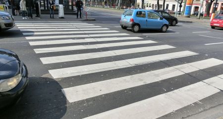 В Днепре мужчина под хмельком рисовал разметку "зебры" на дороге (ВИДЕО)