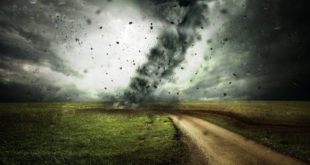 На Дніпропетровщині помітили величезний смерч (ВІДЕО)