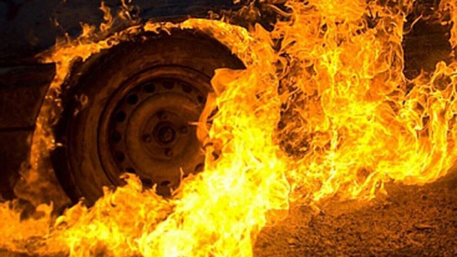 У Дніпрі на ходу загорілася автівка (ВІДЕО)