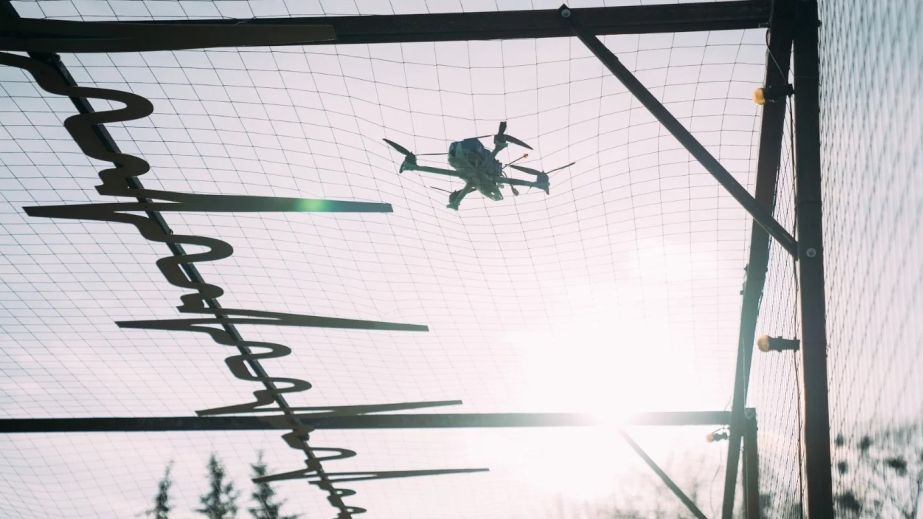 На Дніпропетровщині облаштували 42 км дороги антидроновою сіткою (ВІДЕО)