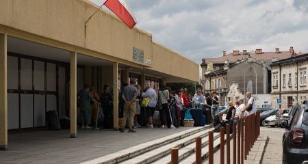 Польська опозиційна партія пропонує депортувати непрацевлаштованих українських чоловіків