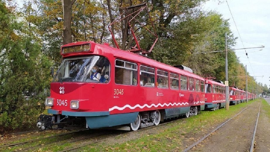 На проспекте Богдана Хмельницкого в Днепре трамвай сошел с рельсов (ФОТО)