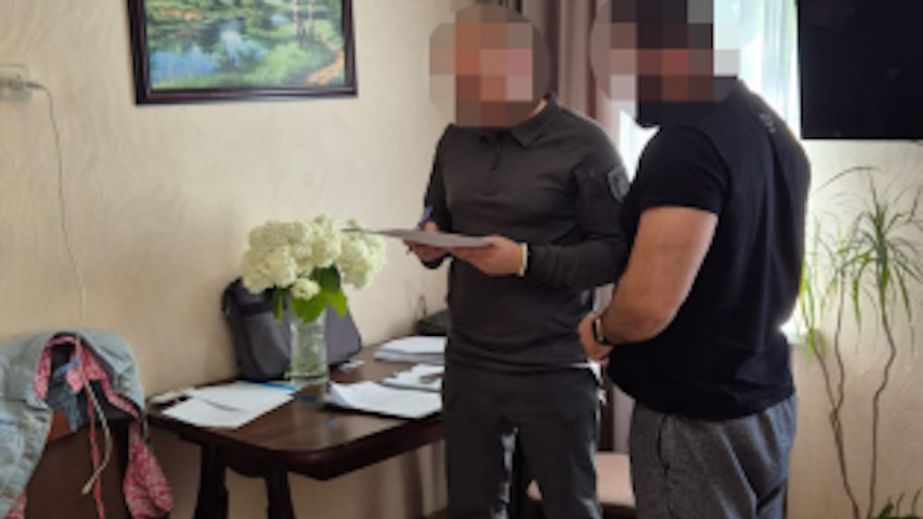 На Дніпропетровщині начальник підрозділу поліції охорони збирав "данину" з підлеглих і намагався втекти з України (ВІДЕО)