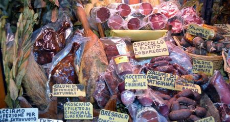 Прихопив делікатесів на 10 тисяч, а розрахуватися забув: у Дніпрі затримали злодюжку (ФОТО)