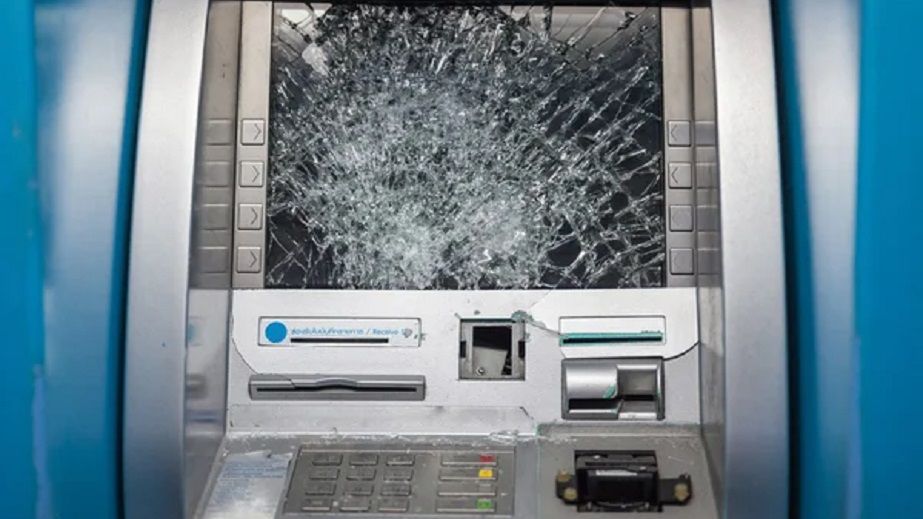 У Нікополі чоловік напідпитку пошкодив камнем скло банкомату