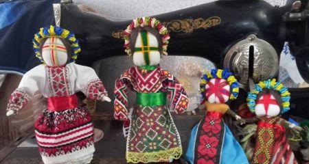 Ляльки-мотанки у вигляді військових ЗСУ створює 9-річна дівчинка у Дніпрі (ВІДЕО)