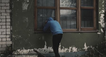 Вор-неудачник в Днепре обокрал киоск с шаурмой, но сфотографировал сам себя (ФОТО, ВИДЕО)