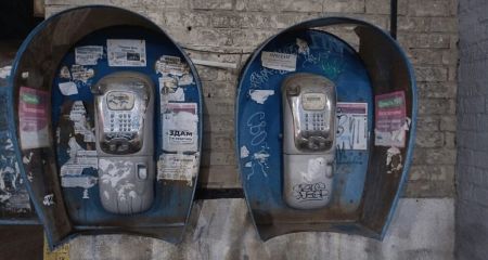 В Днепре на одном из проспектов обнаружили старые таксофоны (ФОТО)