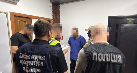 Требовал $3 000 у военного за инвалидность: в Днепре задержали врача-ортопеда (ФОТО)