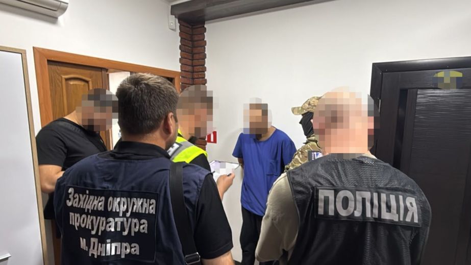 Требовал $3 000 у военного за инвалидность: в Днепре задержали врача-ортопеда (ФОТО)