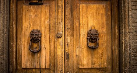 Неизвестные мужчины расставляют метки на квартирах в Днепре (ВИДЕО)