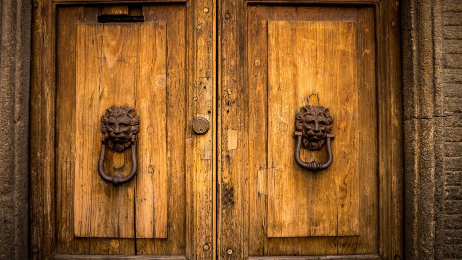 Невідомі чоловіки розставляють мітки на квартирах у Дніпрі (ВІДЕО)