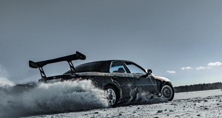 В Каменском водитель устроил дрифт на снегу среди пешеходов и автобусов