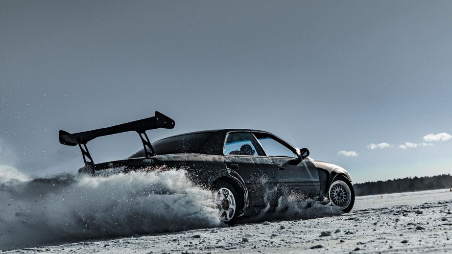 У Камʼянському водій влаштував дрифт на снігу серед пішоходів та автобусів